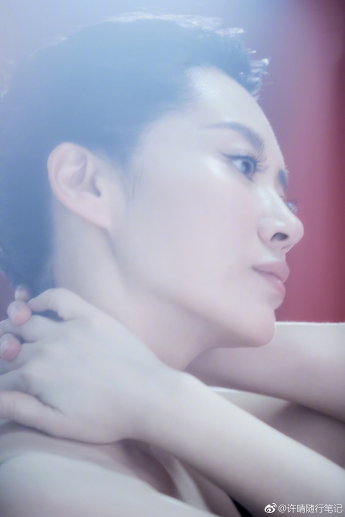 许晴穿吊带背心大秀天鹅颈朦胧白光映衬精致侧颜