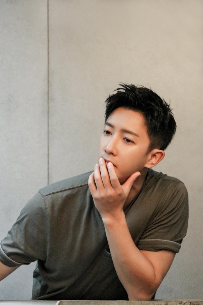 组图:韩庚托腮扶额陷入沉思 五官硬挺帅气尽显男人味