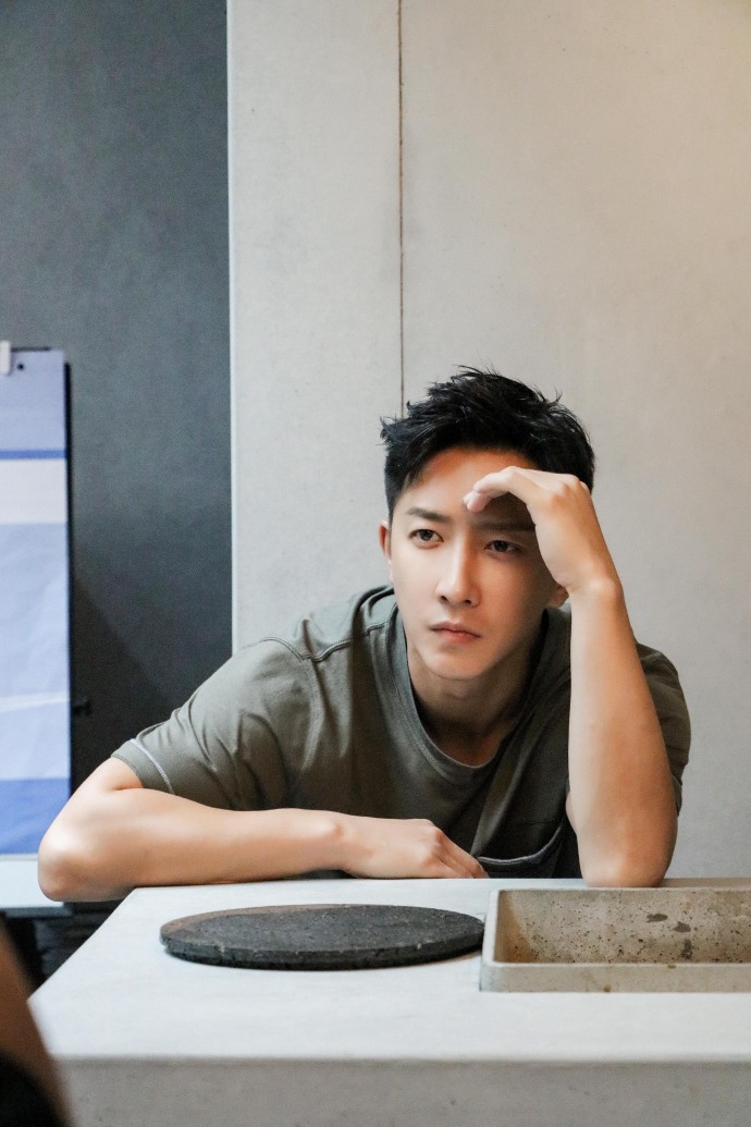 组图:韩庚托腮扶额陷入沉思 五官硬挺帅气尽显男人味