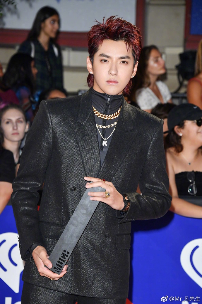 组图吴亦凡斩获国际音乐新人奖西装帅气有型红发抢镜