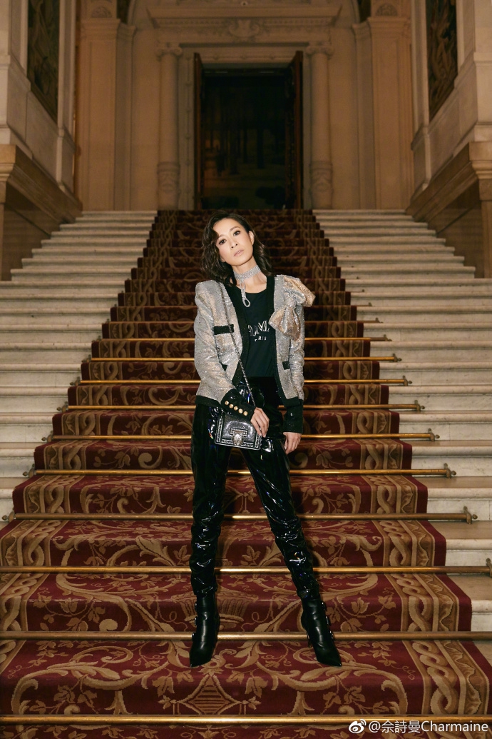 组图腿长两米佘诗曼穿亮片上衣皮长靴身材火辣超个性