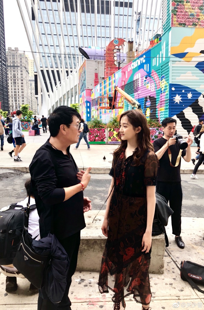 组图关少曾陪女儿关晓彤赴美工作两人街头合影笑容灿烂