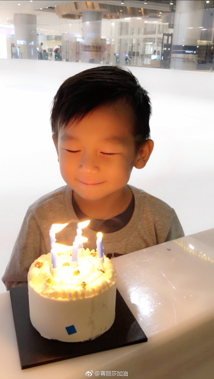 组图:蒋丽莎晒全家福为儿子庆生 萌娃蛋糕前许愿场面温馨