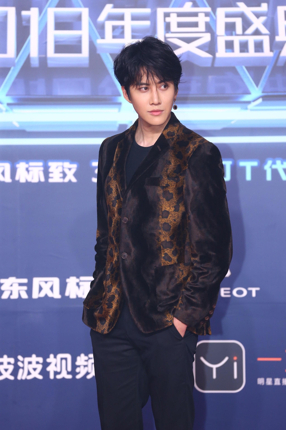 组图泰国歌手mike亮相亚洲新歌榜暗金豹纹印花西服帅气撩人