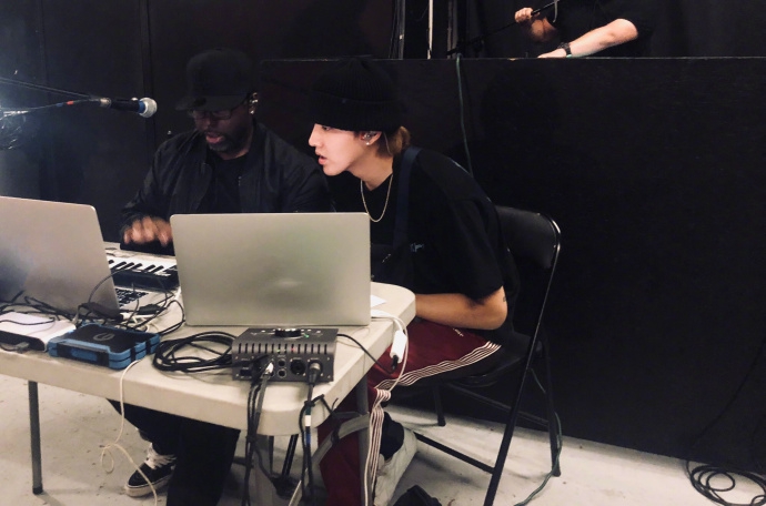 组图吴亦凡身穿红黑拼色个性潮裤录音唱歌帅气十足