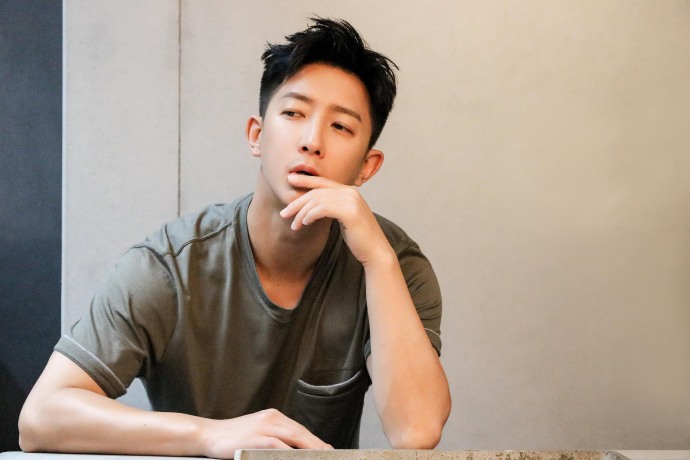 组图:韩庚托腮扶额陷入沉思 五官硬挺帅气尽显男人味_高清图集_新浪网