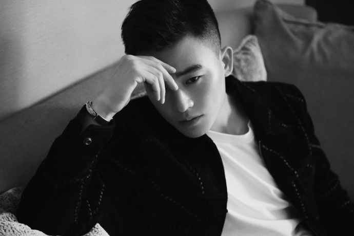 组图:欧豪黑衣黑裤斜坐沙发凹造型 表情冷酷眼神很犀利_高清图集_新浪