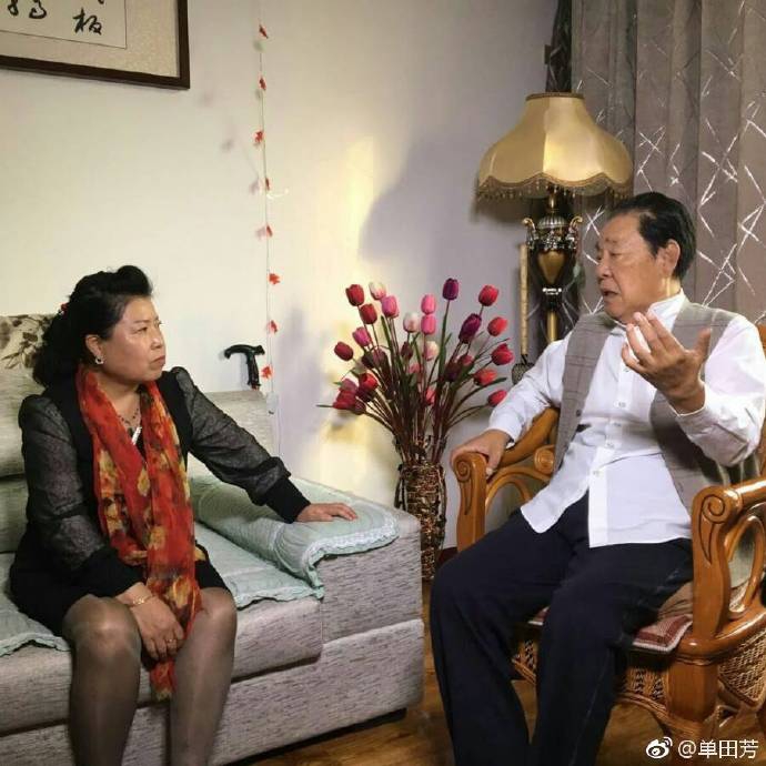 组图:单田芳最后一条微博晒与女儿近照 和网友亲切互动