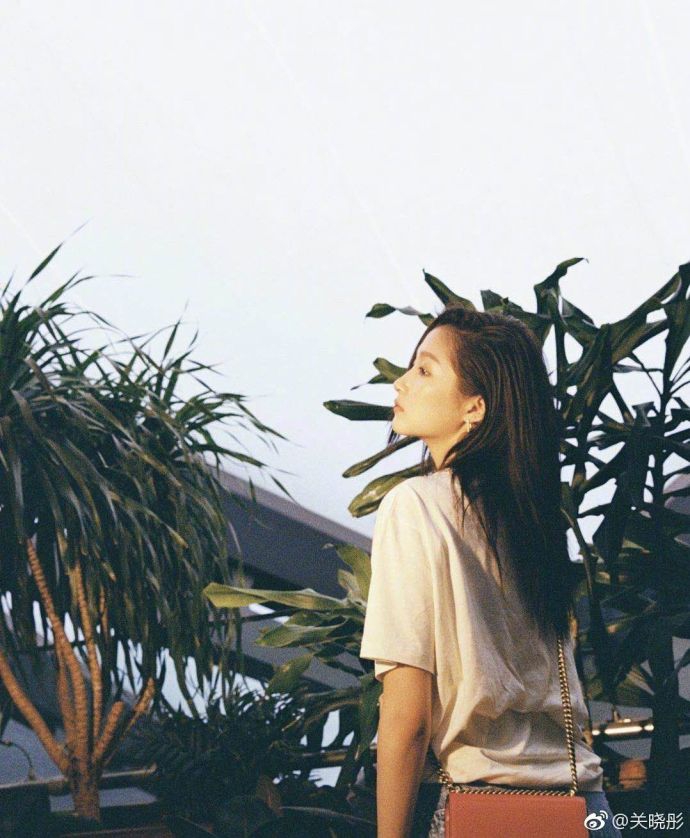 组图:关晓彤眺望远方背影端庄贤淑 双眼紧闭单手遮脸魅惑十足