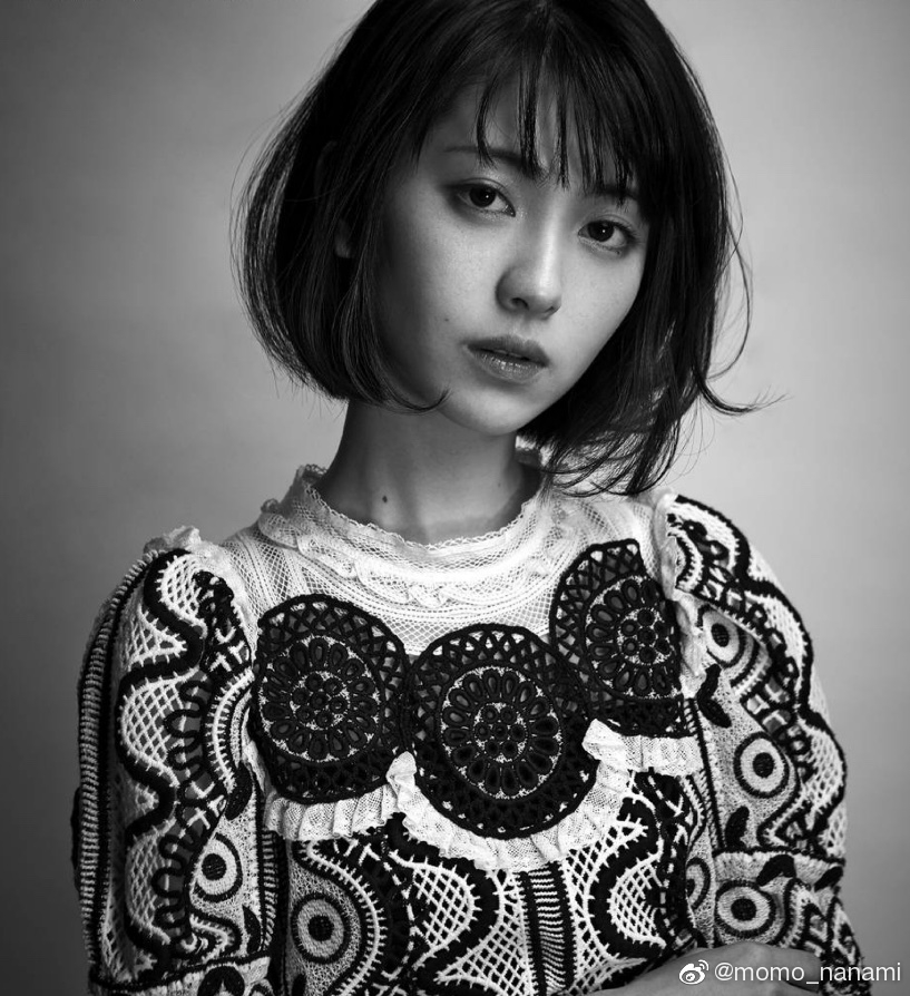 组图:滨边美波为《anan》拍摄写真 黑白滤镜打造高级感