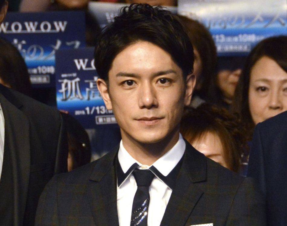 组图:泷泽秀明出席电视剧发布会 西装打扮英气逼人_高清图集_新浪网