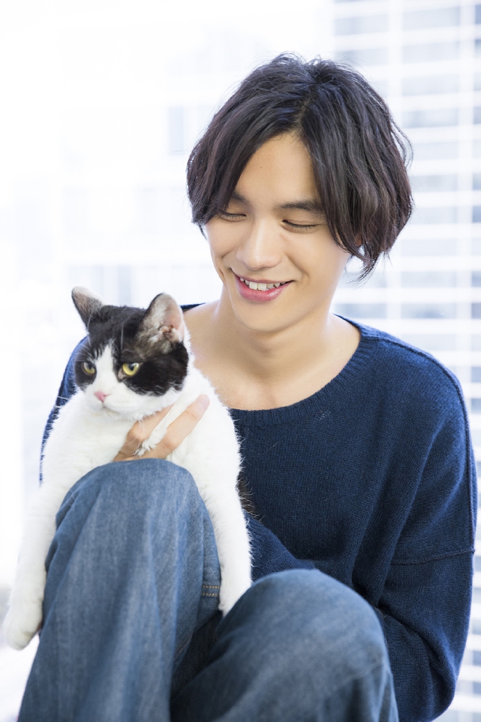 组图:福士苍汰居家打扮拍摄写真 抱猫气氛温馨