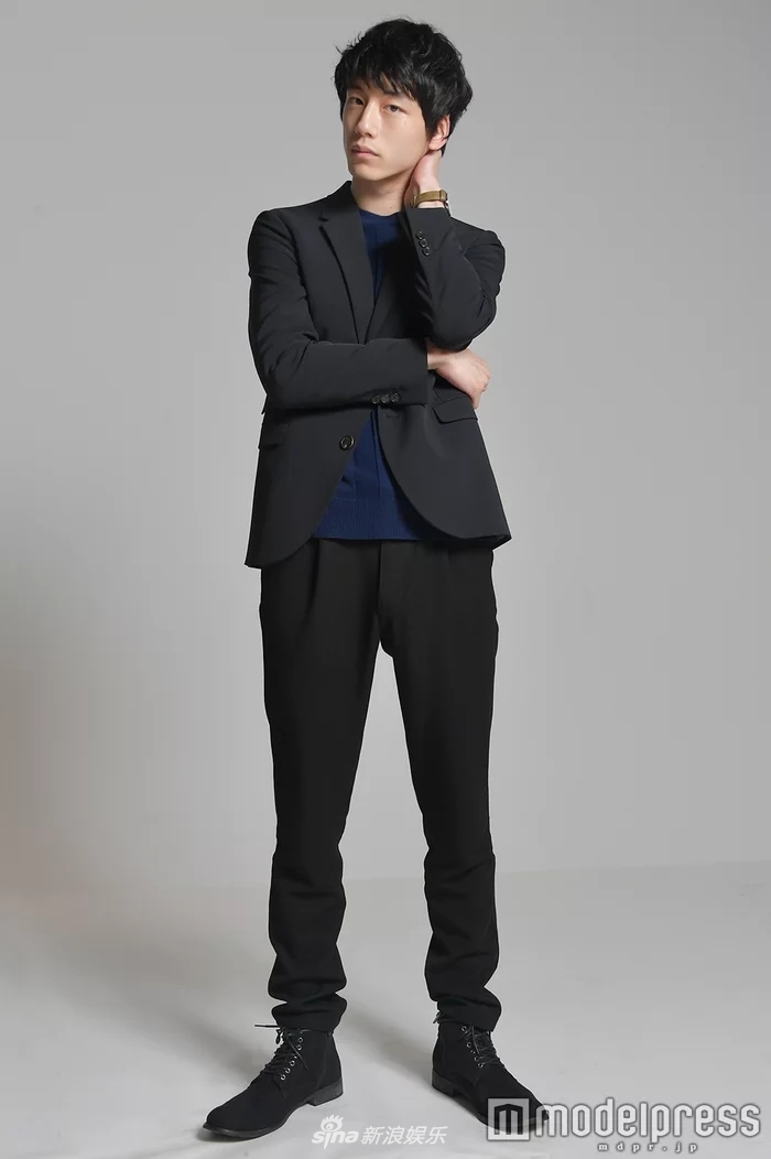 组图:坂口健太郎接受日媒专访 一身黑西装清爽帅气