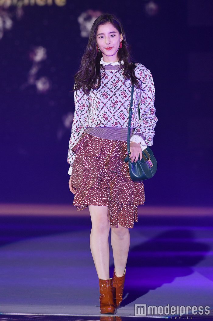 组图:新木优子亮相girlsaward 装束复古优雅