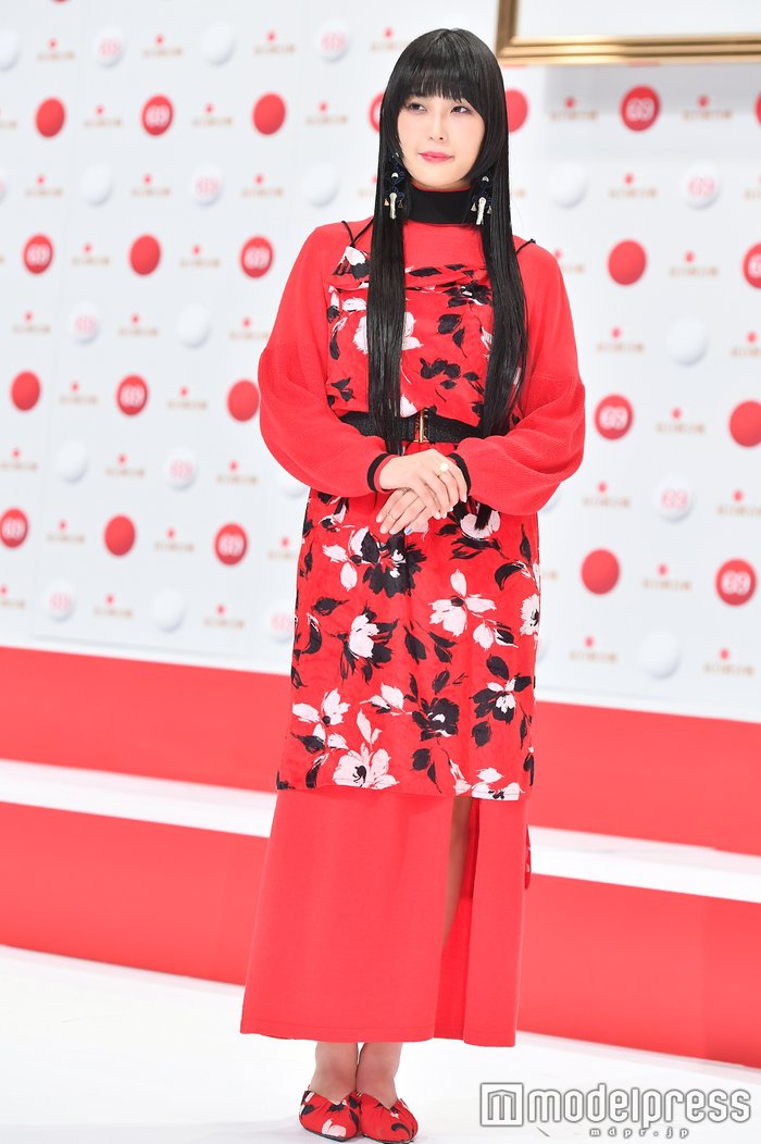 组图:歌手daoko出席红白歌会发布会 红衣黑发气质清冷