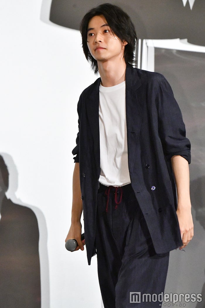 组图:山崎贤人出席电影活动 留日系长发帅气过人