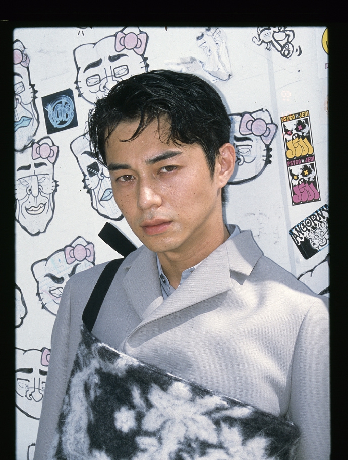 组图:东出昌大登杂志内页 演示东京街头时尚