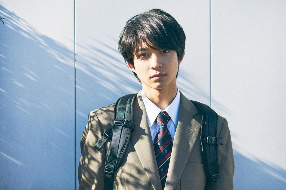 组图:铃木仁身着学生制服拍摄写真 化身暖男学长