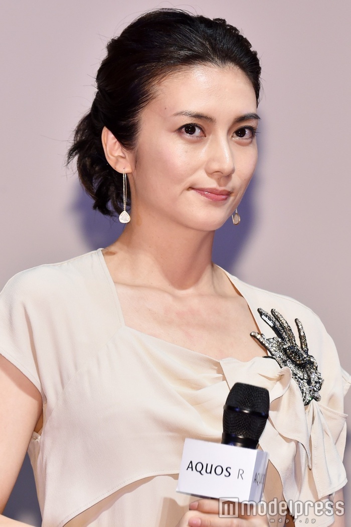 组图:日本女星柴崎幸出席活动 一袭长裙尽显干练