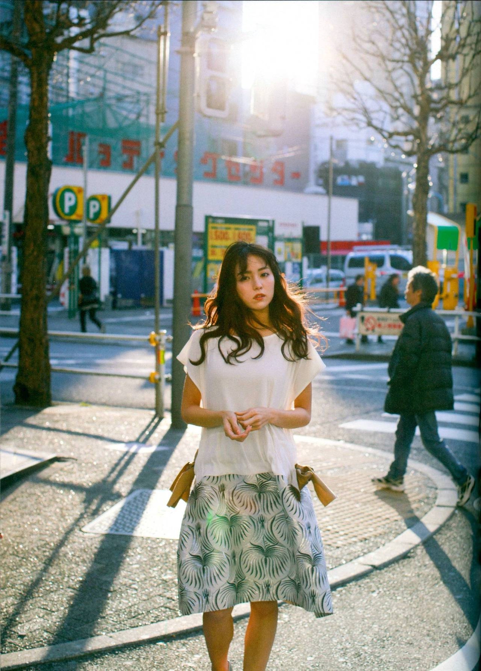 组图:日本女星石川恋街拍大片曝光 秀发迷人率性自在