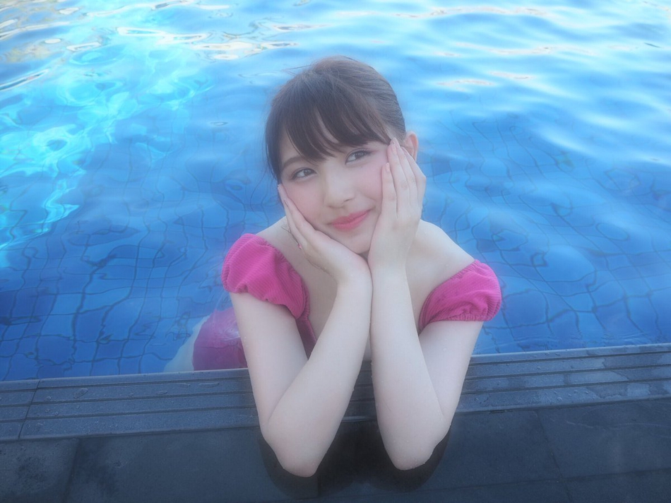 组图:大和田南那海边拍写真 泳装出镜上围傲人