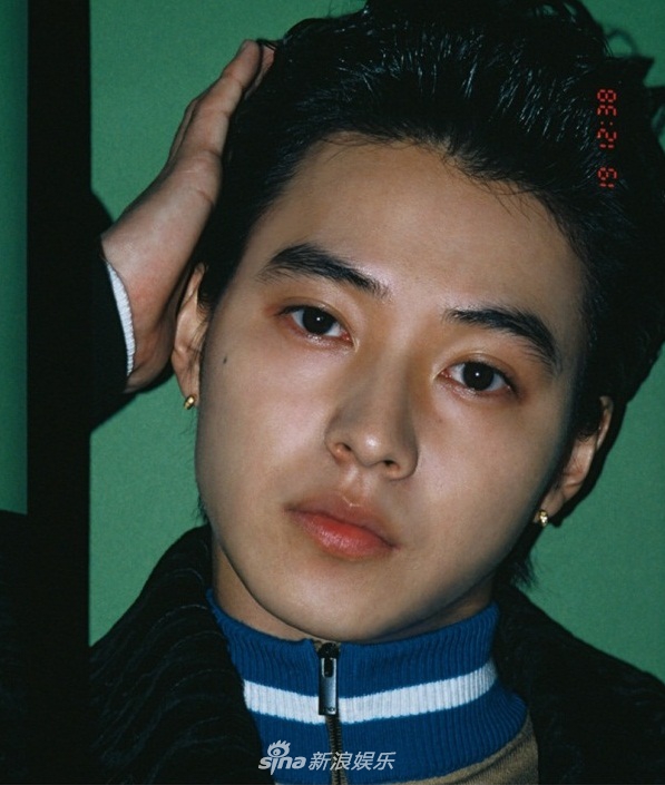 山崎贤人撩起刘海变型男 光影之间帅气尽显