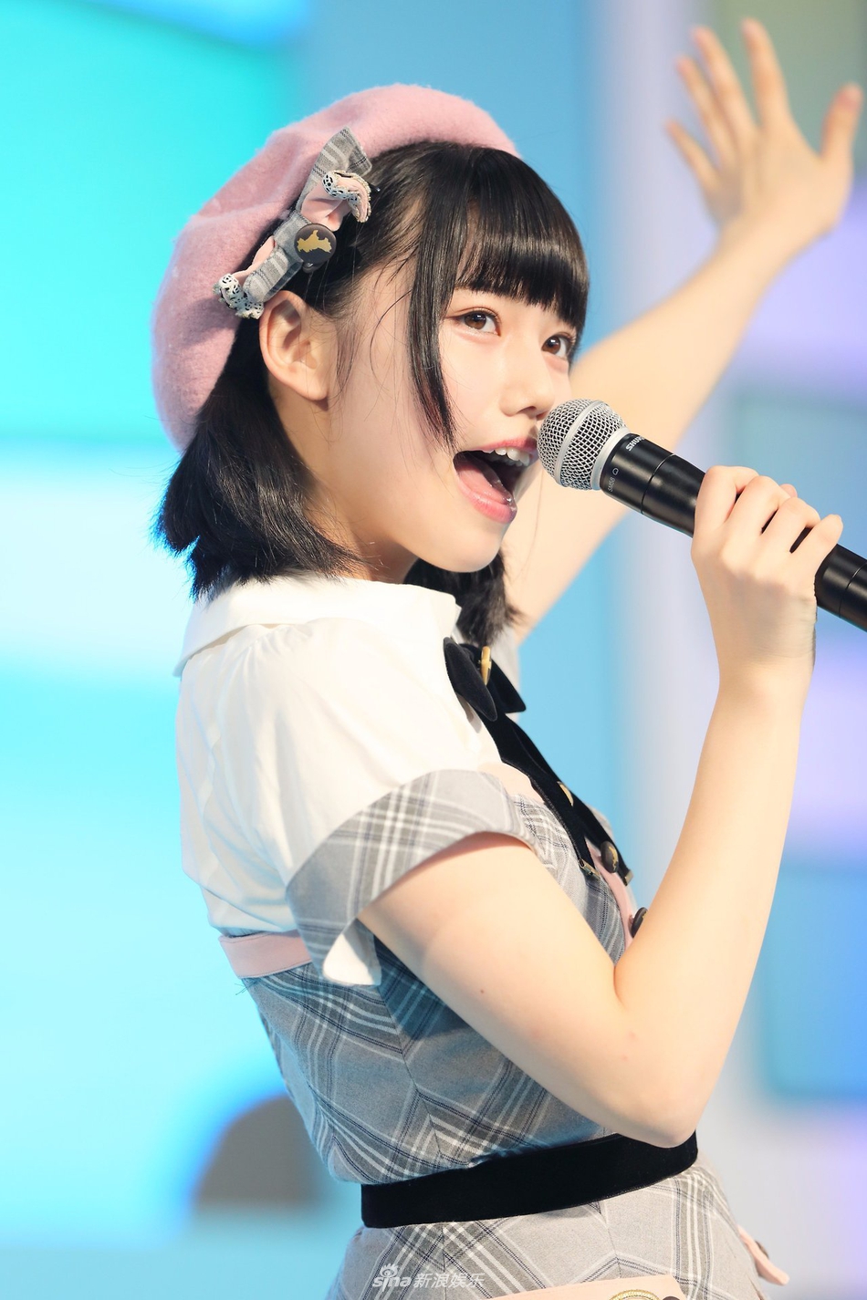 7 新浪娱乐讯 被日媒封为"一亿光年一遇美少女"的偶像组合akb48成 