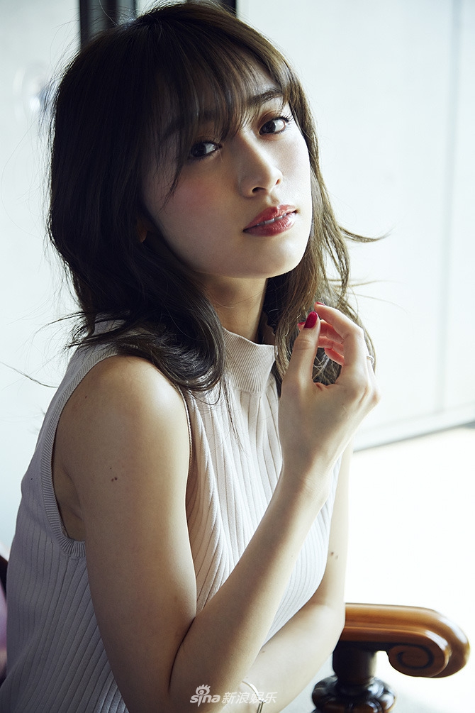 初代真人版《美少女战士》中饰演水星的日本女星泉里香日前曝光了一组