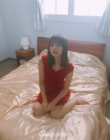 佐佐木希剧照公开 红裙红唇演绎性瘾症人妻