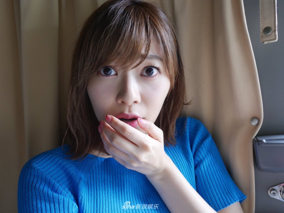 组图:指原莉乃小憩照片曝光 戳脸卖萌尽显纯真可爱