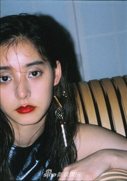 组图:新木优子复古大片曝光 眼神迷离红唇诱人