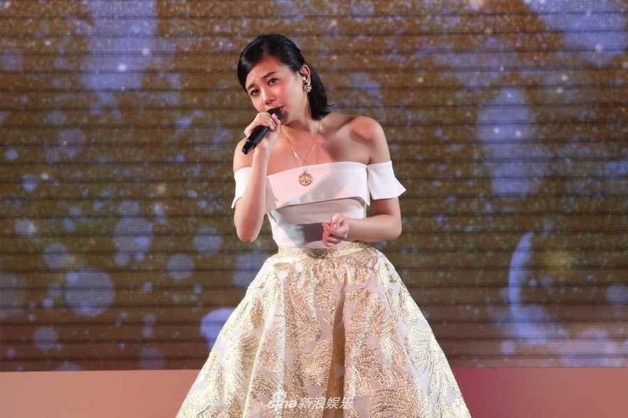 清水富美加出家后首次现身 为教主演讲会献唱 图