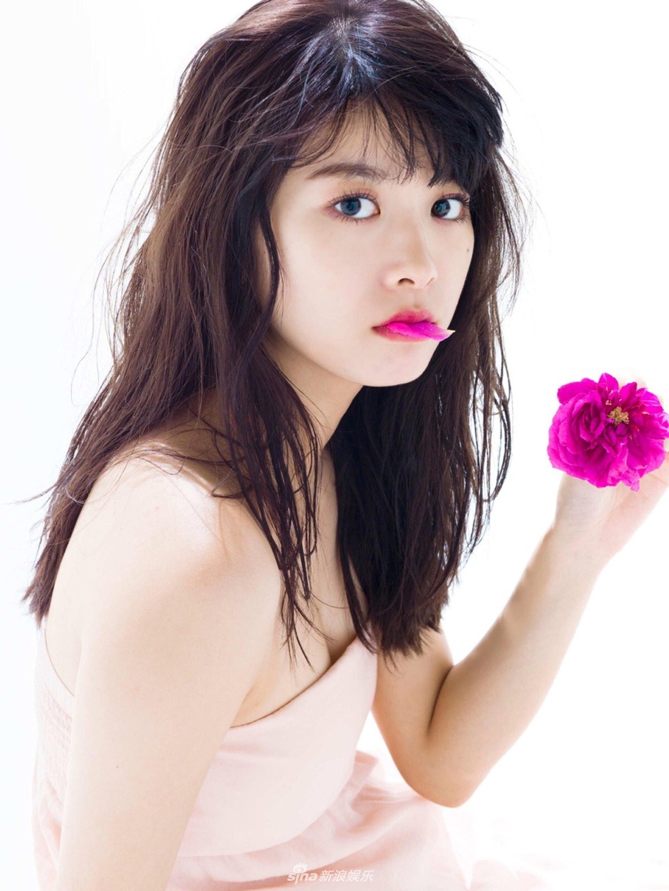 组图:鲜花配美人! 马场富美加写真似上世纪画报