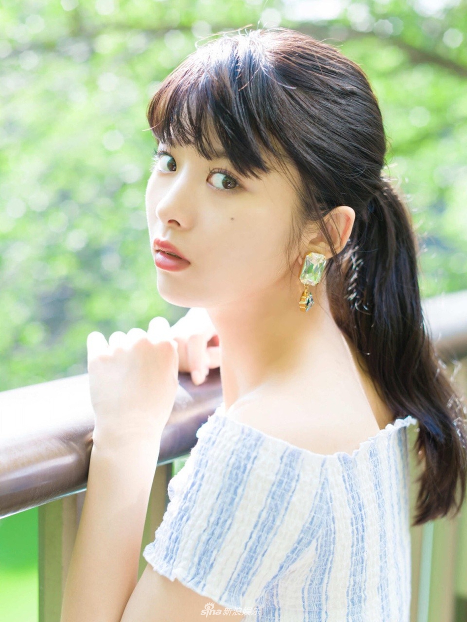 组图鲜花配美人马场富美加写真似上世纪画报