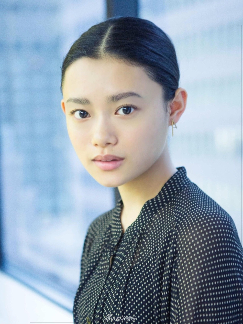 组图:日女星杉咲花写真曝光 昔日童星渐显成熟大气