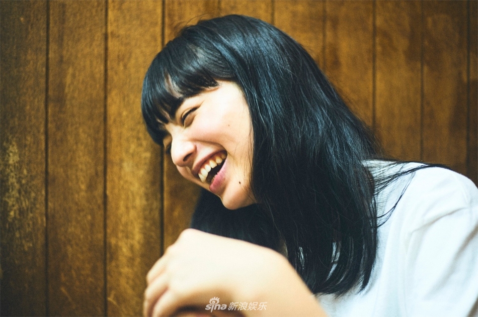 组图:小松菜奈吃烤肉开怀大笑 不顾形象更显纯真可爱_高清图集_新浪网