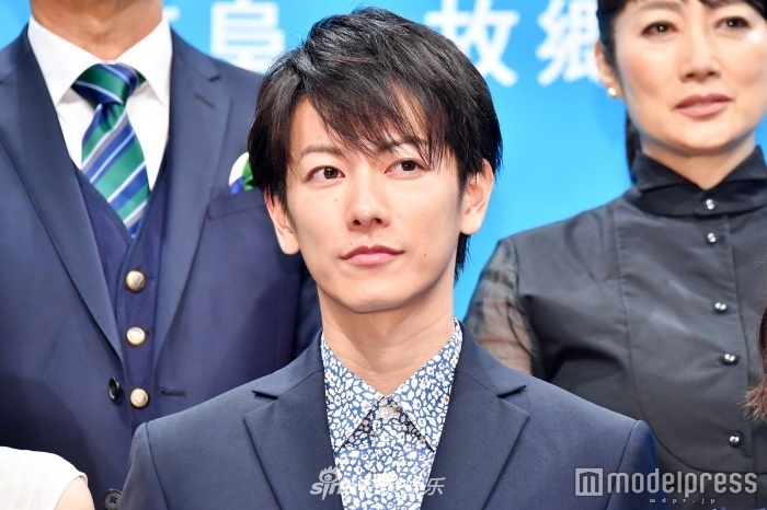 组图:佐藤健首次出演晨间剧 西装笔挺现身发布会