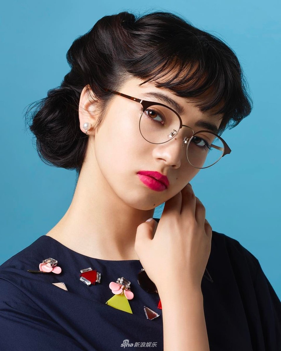 组图:小松菜奈眼镜造型显知性 红唇诱人不减搞怪本色_高清图集_新浪网