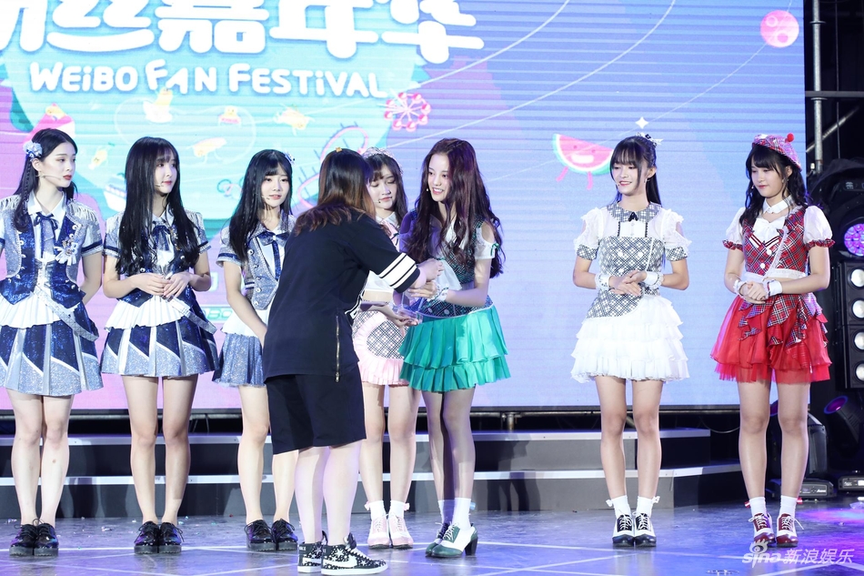 snh48甜美亮相粉丝嘉年华 献唱《colorful days》活力十足