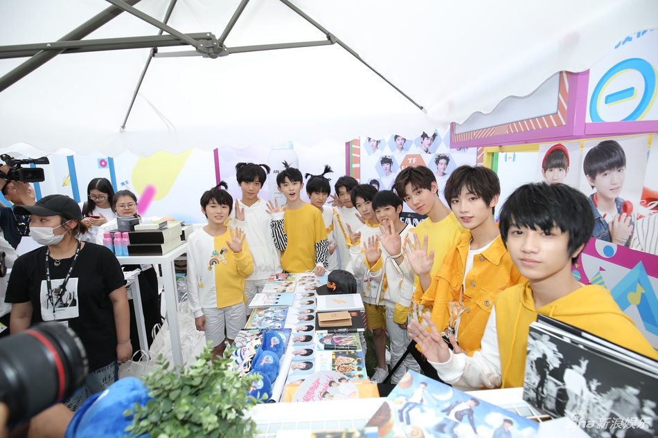 26 16:16:09 1 / 4 新浪娱乐讯 8月26日,第二届粉丝嘉年华年度盛典在