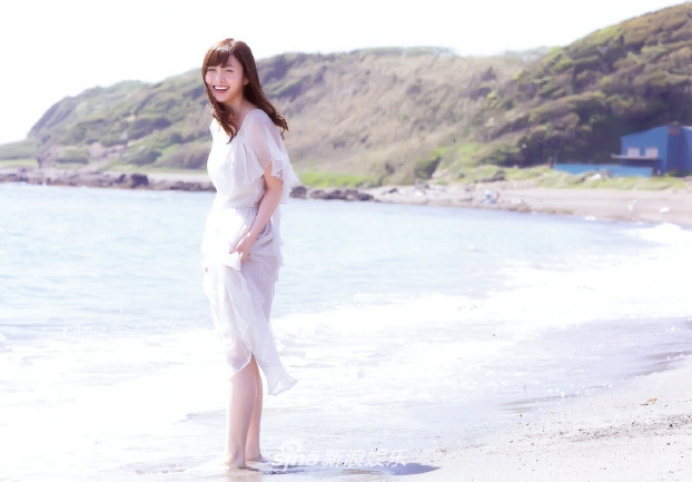 组图:白石麻衣海边尽情释放真我 笑容灿烂令人心动