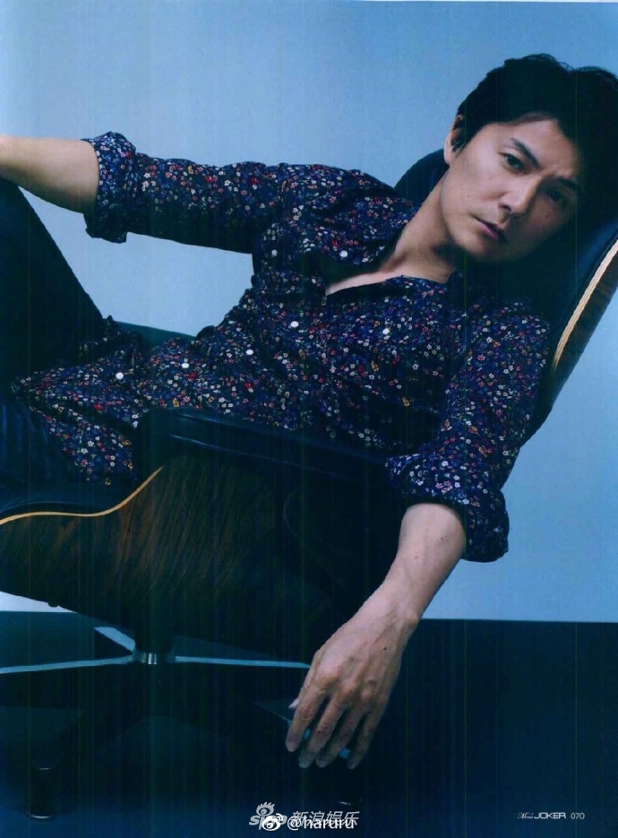 组图:福山雅治登杂志封面 尽情释放成熟男人魅力