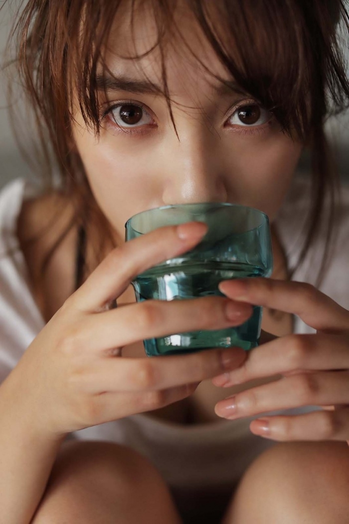 组图:写真模特都丸纱也华曝美胸大片 新尝试引关注