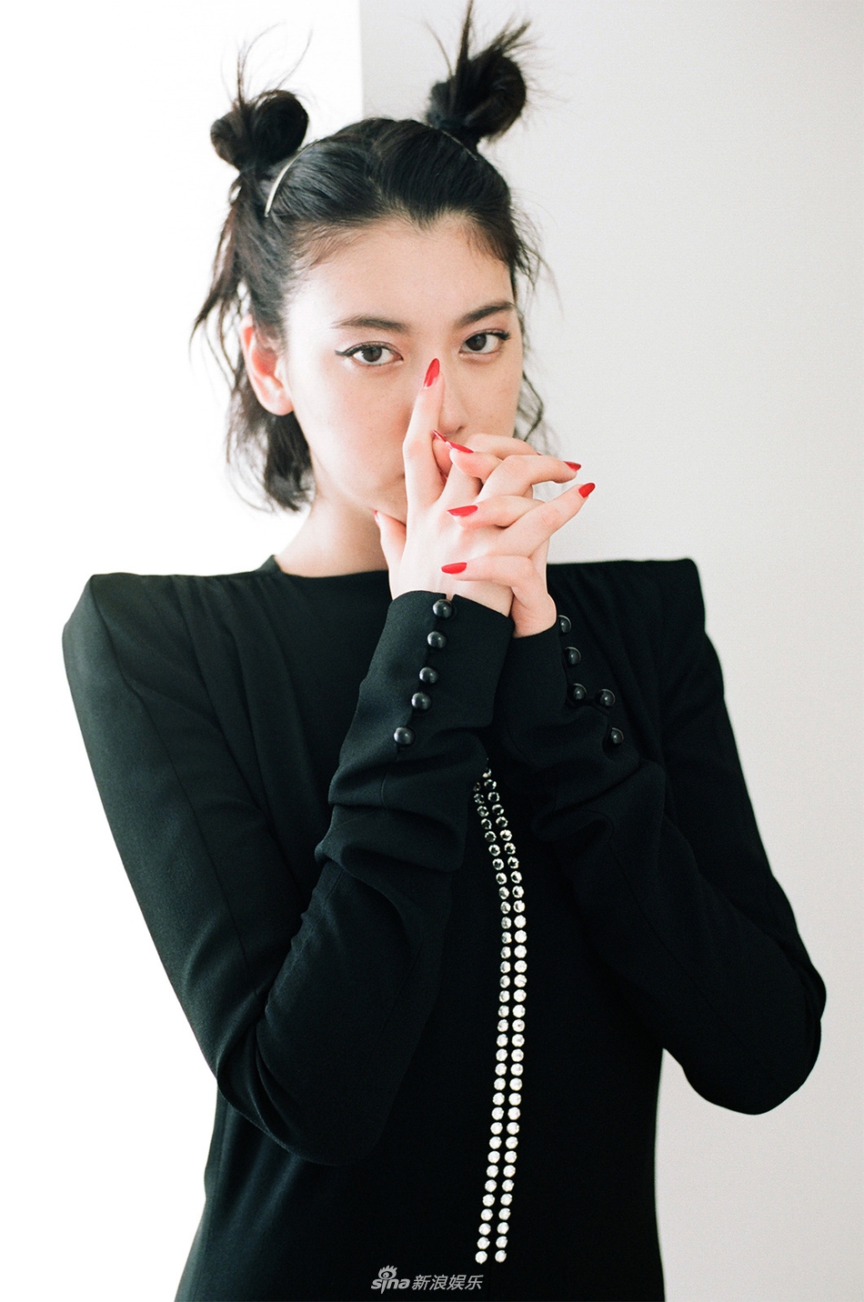 组图:日名模三吉彩花拍时尚大片 唇涂黑妖艳十足_高清图集_新浪网