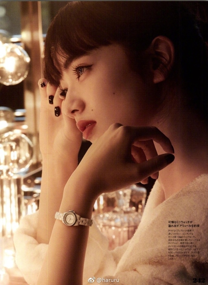 小松菜奈上杂志拍大片 红唇诱人演绎冷艳高级感