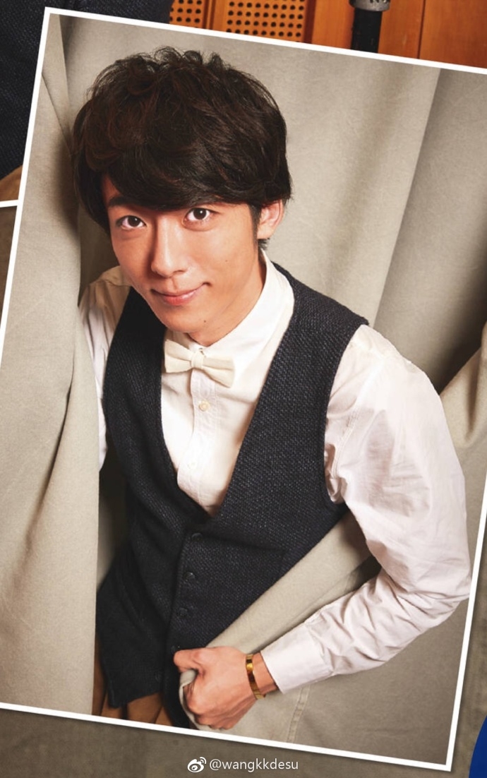 组图:高桥一生衬衣领结绅士风上杂志 眼神温柔潜藏笑意