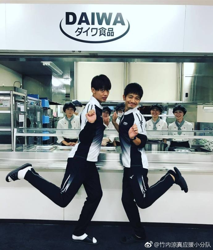 组图:《陆王》官方发片场照 竹内凉真搞怪颜艺超可爱