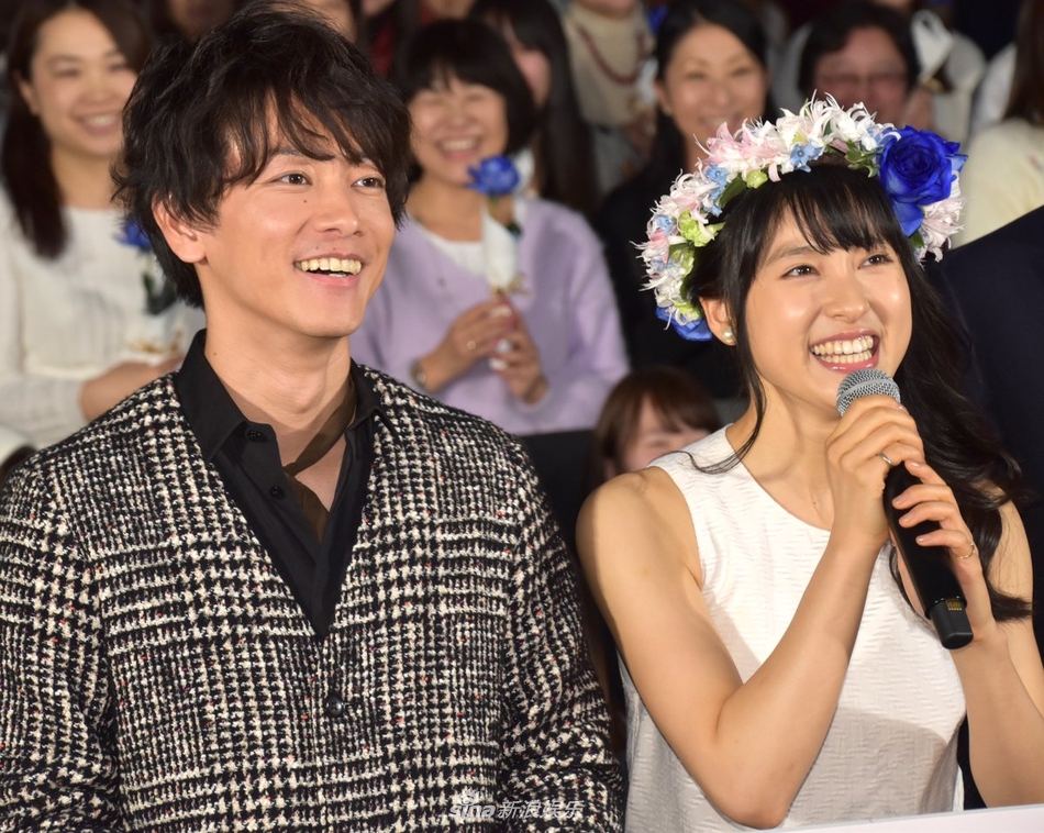 组图:获佐藤健亲手戴花环 土屋太凤秒变小仙女