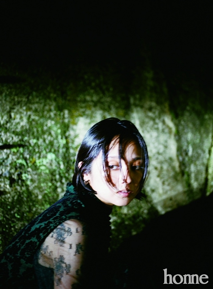 组图:安达佑实个性写真魅惑又少女 完全不像两个孩子妈