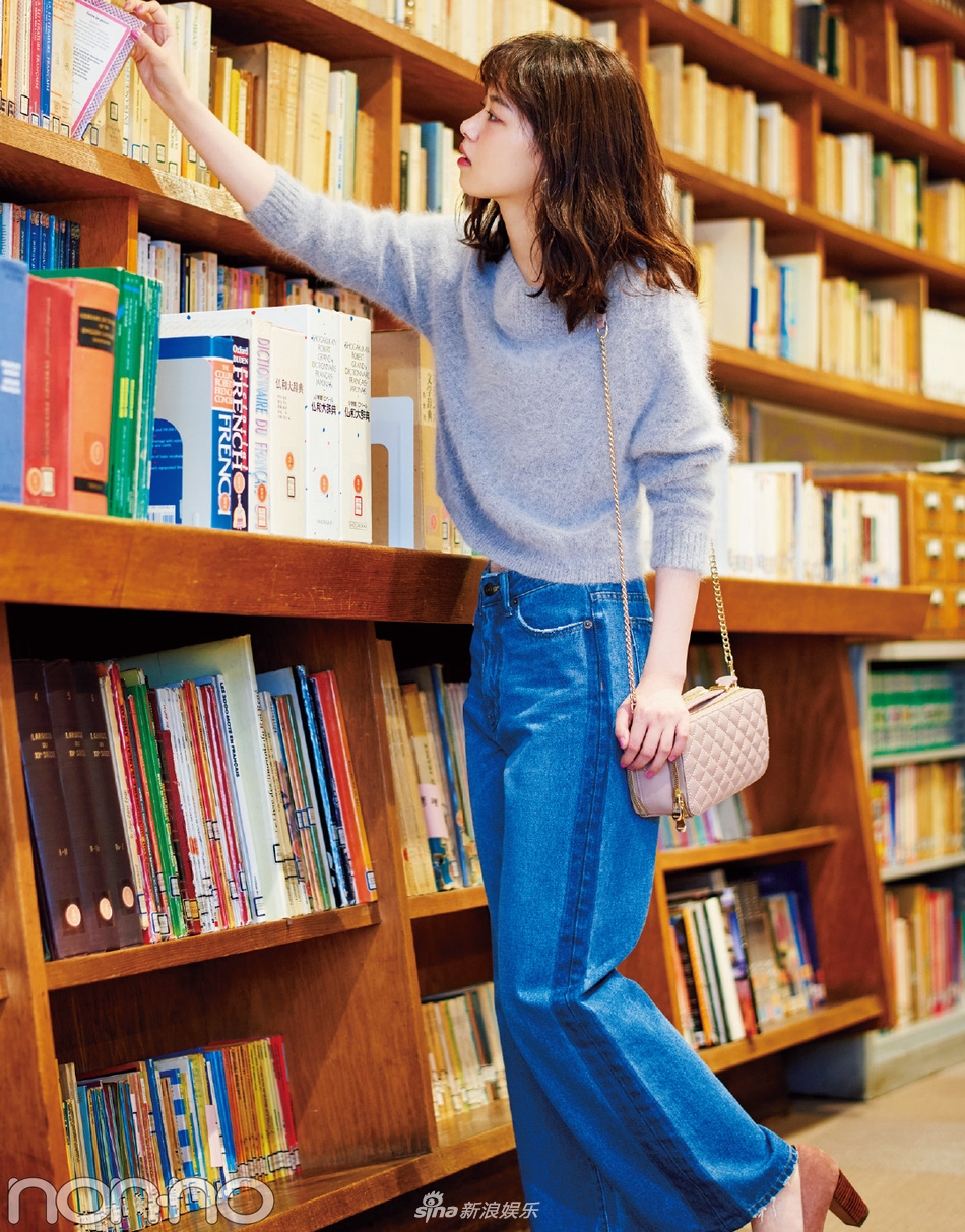 组图:同款不同色 西野七濑毛衣look温婉大气